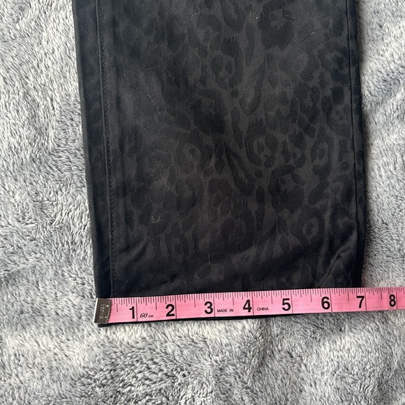 Ann Taylor Curvy Fit Leopard Print 5-Pocket Jean in Black Size 10 EUC - Picture 9 of 9
